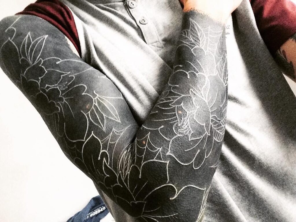 Белые татуировки на Blackwork