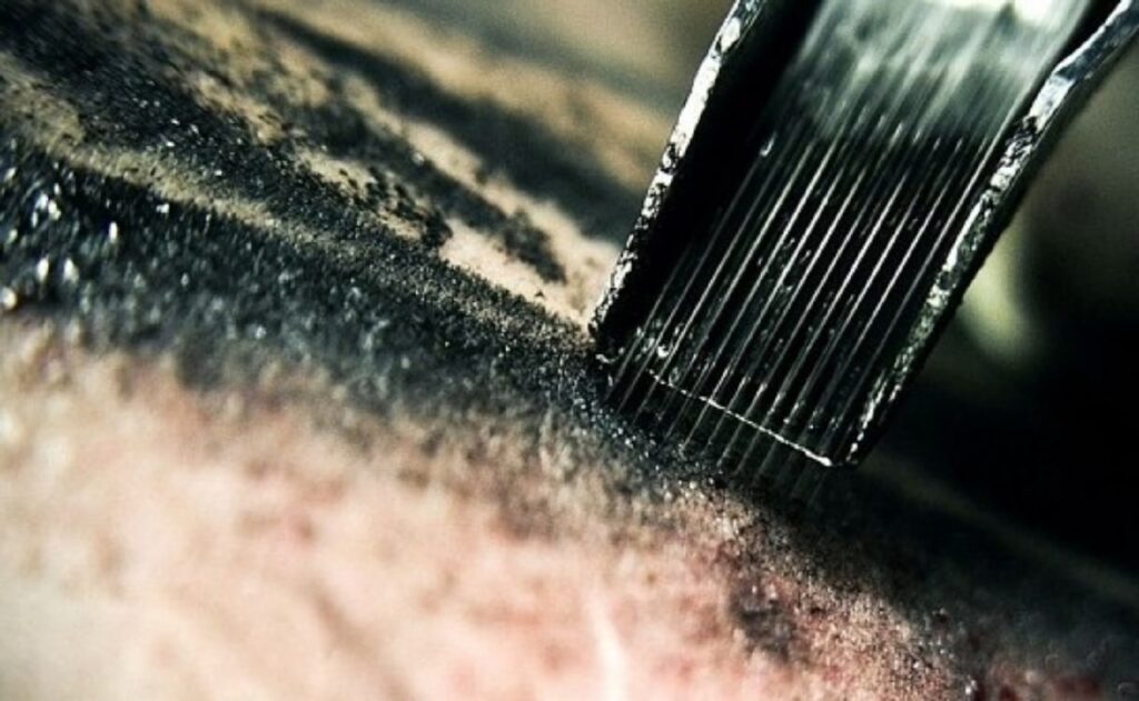 Как вы регулируете глубину проникновения иглы?